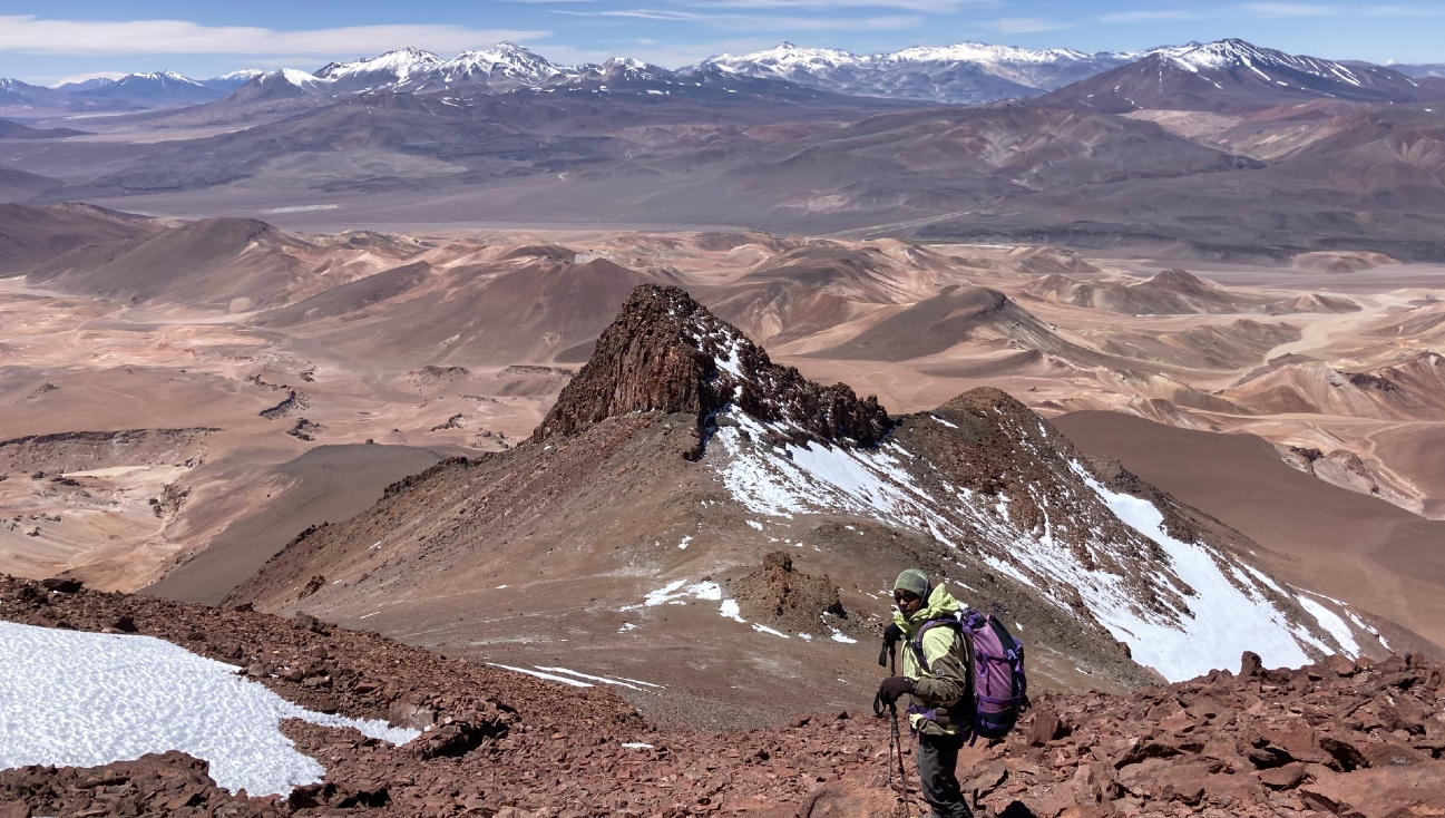 Bergbeklimmer op een berg in Chili van 6000 meter hoog, waar blijkbaar muizen kunnen overleven.