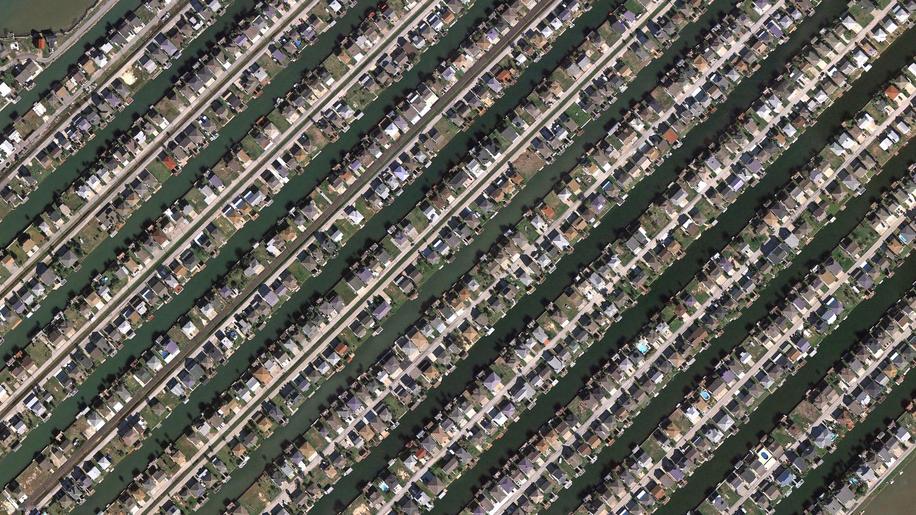 Huizen in rechte lijnen in de wijk Bayou Vista. Beeld doet denken aan het liedje Little Boxes