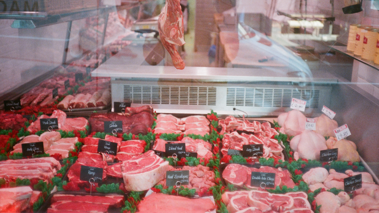 Rood vlees in vitrine bij slager