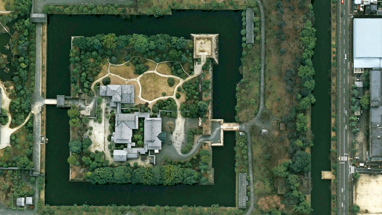 Satellietfoto van Nijo-kasteel, op een vierkant stuk grond, omringd door een gracht.