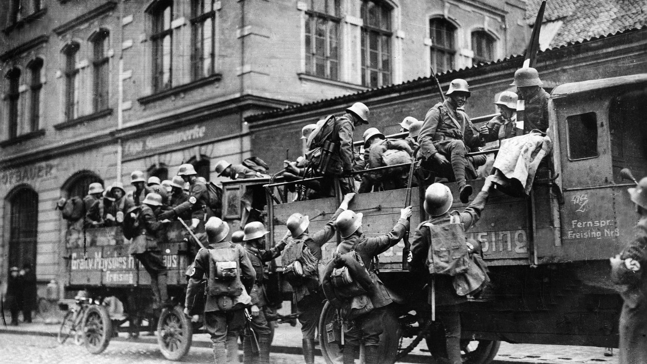 Hitlers troepen in München in pickup truck-achtige wagens tijdens Hitlers mislukte staatsgreep.