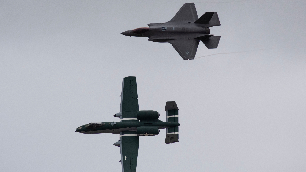 F-35 en A-10 in grijze lucht