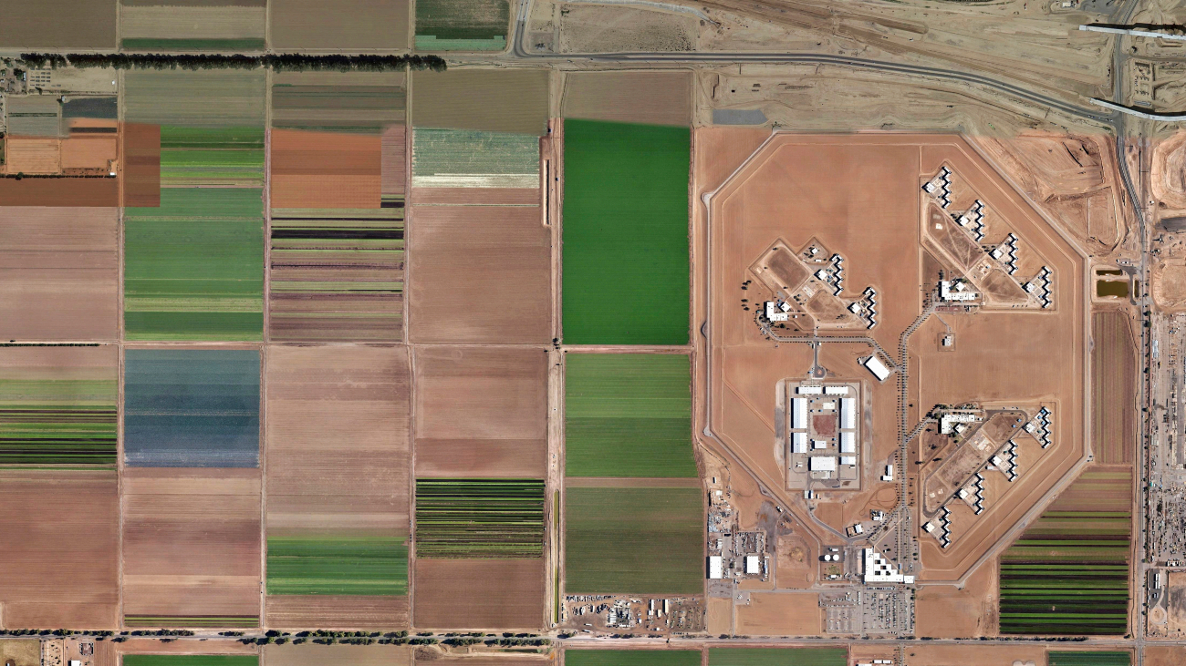 Satellietfoto van staatsgevangenis in Arizona waar ruim 2000 gevangen verblijven