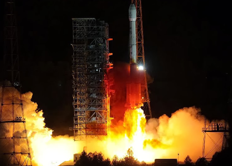 De lancering in 2014 van de Chang'e 5-T1 missie. Het is nacht en onder de raket komt veel vuur en rook vandaan. 