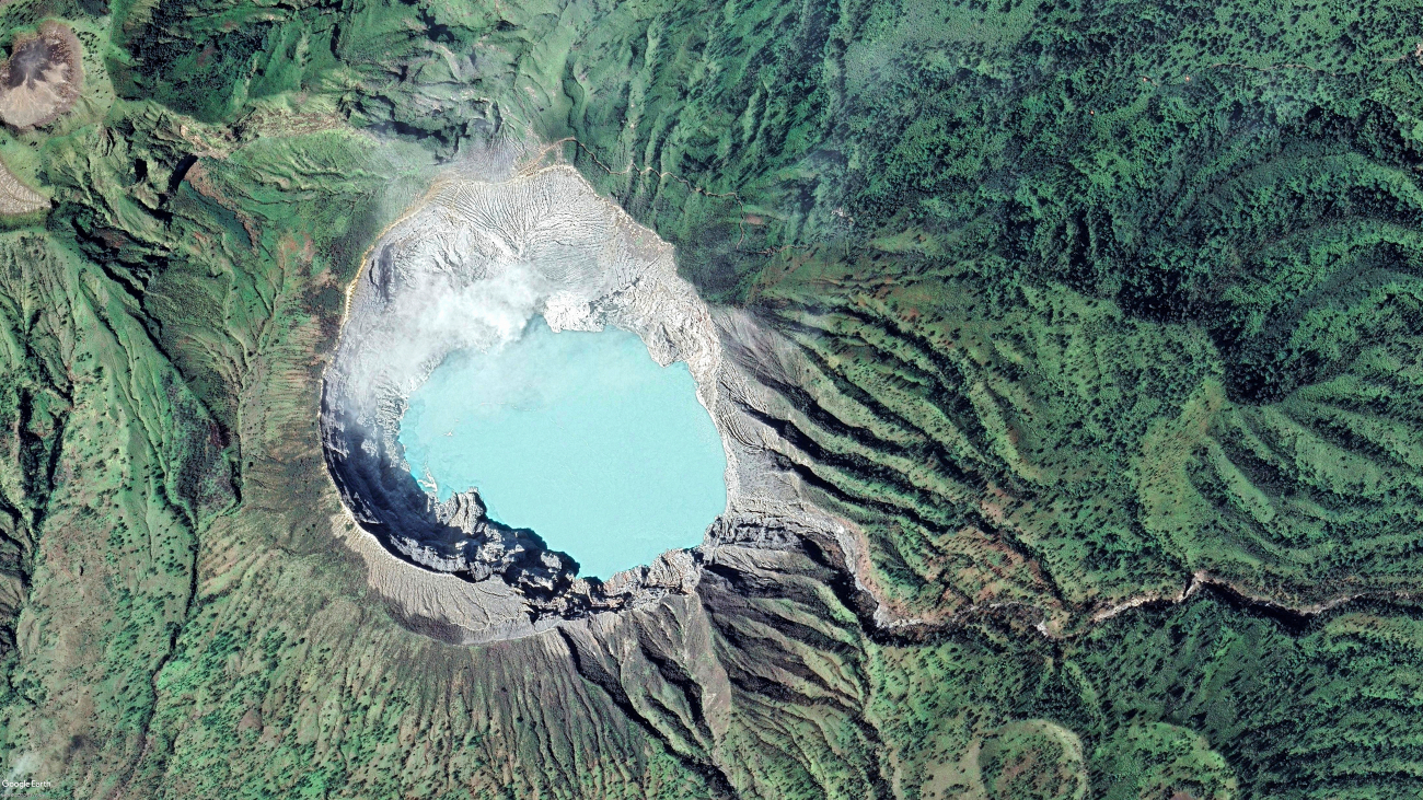 Satellietfoto van helderblauw kratermeer van de vulkaan Ijen