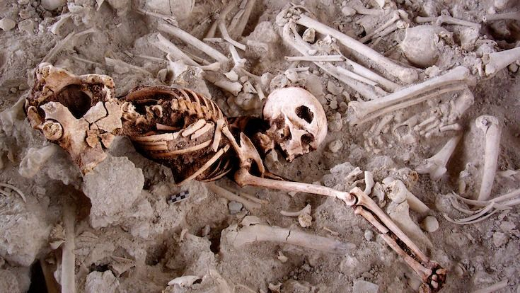 Het skelet van de vrouw ligt tussen andere skeletresten in de begraafplaats in Spanje. 