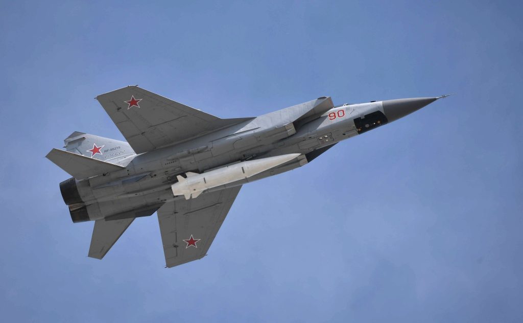 De Russische hypersone Kinzhal-raket gedragen door een Mikoyan MiG-31 in de lucht
