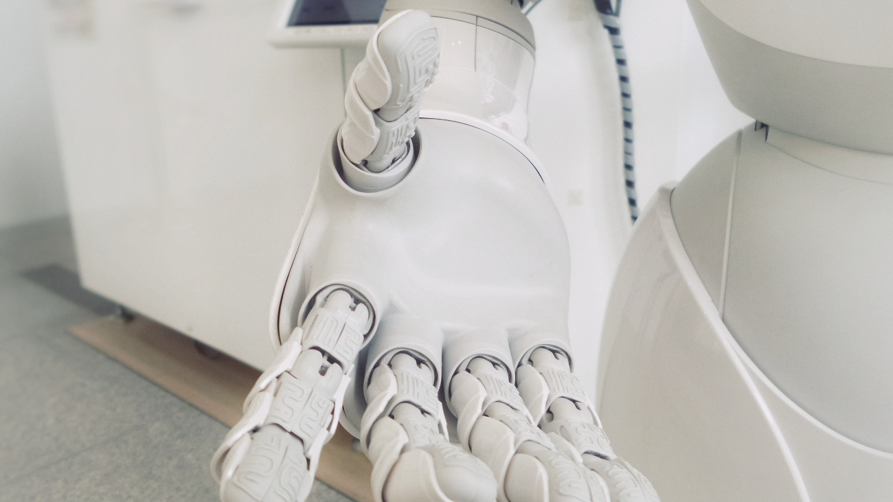Witte robothand, kan AI het personeelstekort in de zorg oplossen?