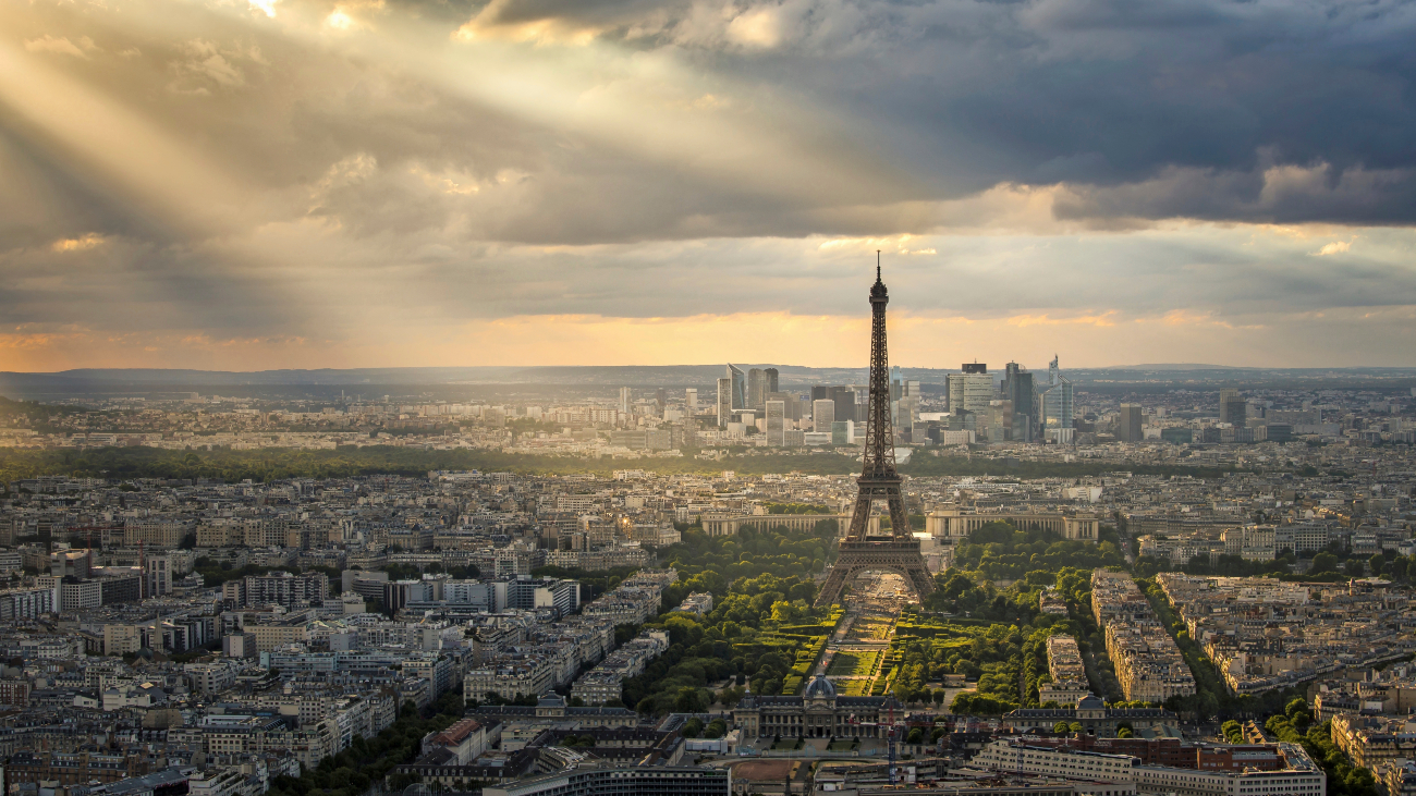 Dronefoto van Parijs met in de verte de iconische eiffeltoren