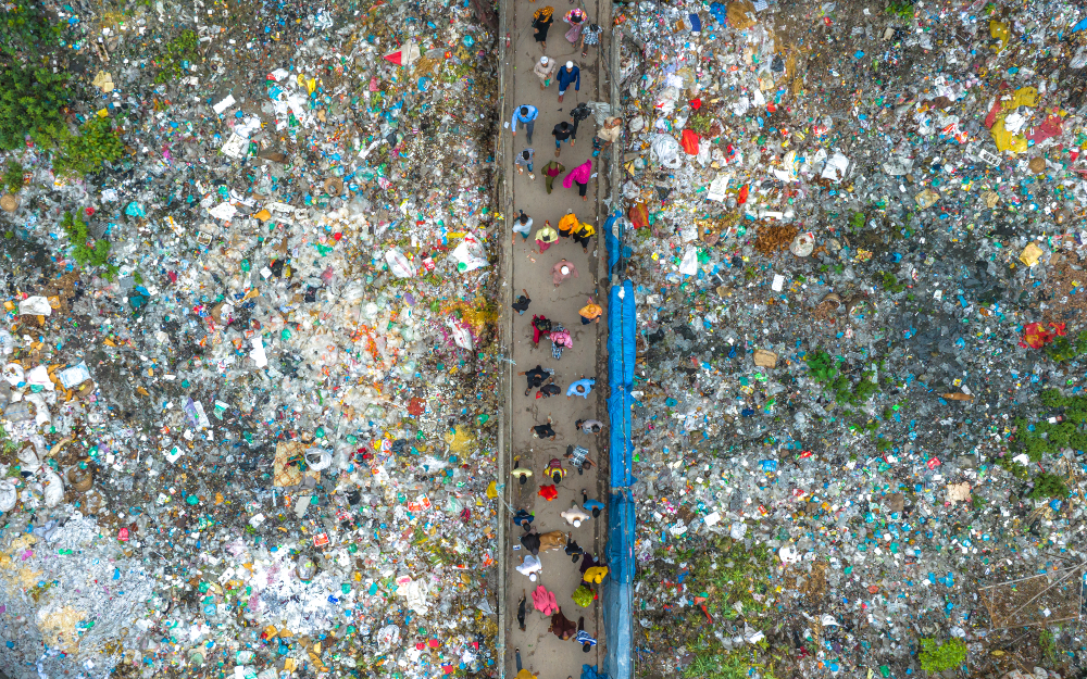 Environmental Photographer of the Year winnaar enorm veel plastic naast een brug