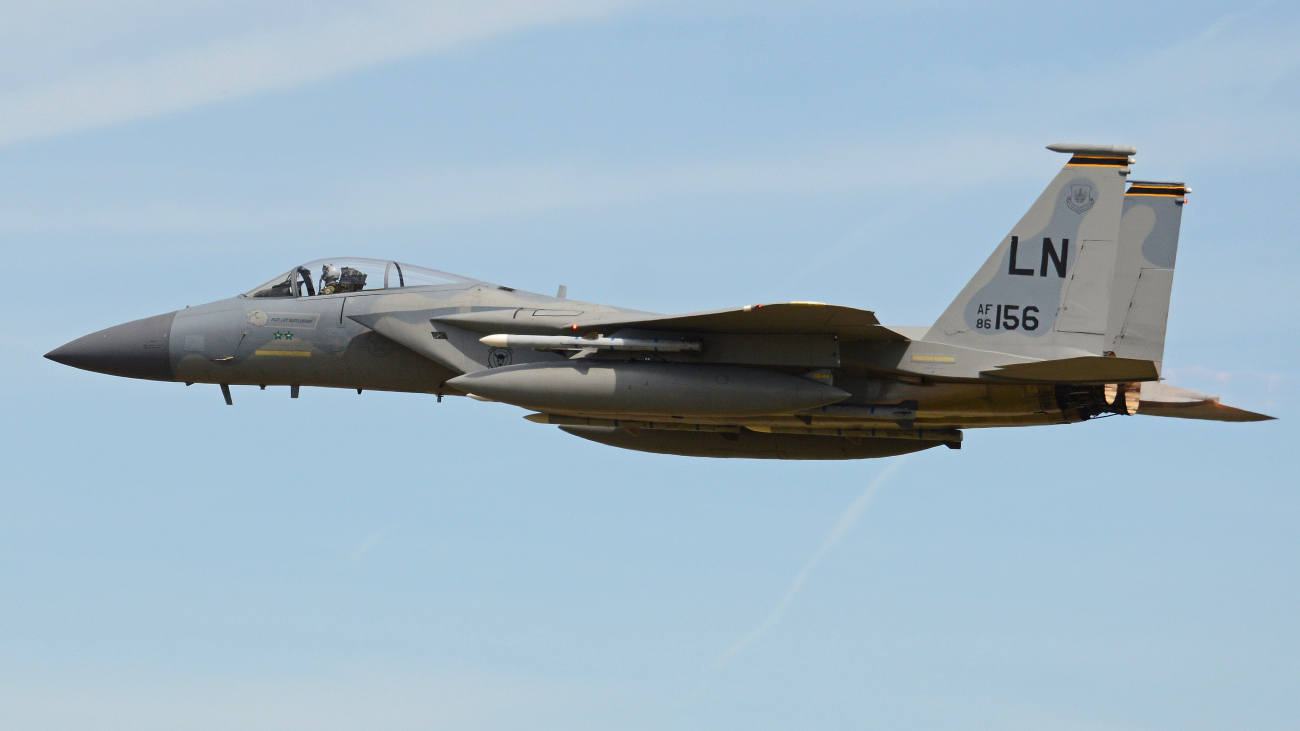 Een vliegende F-15C Eagle militair vliegtuig