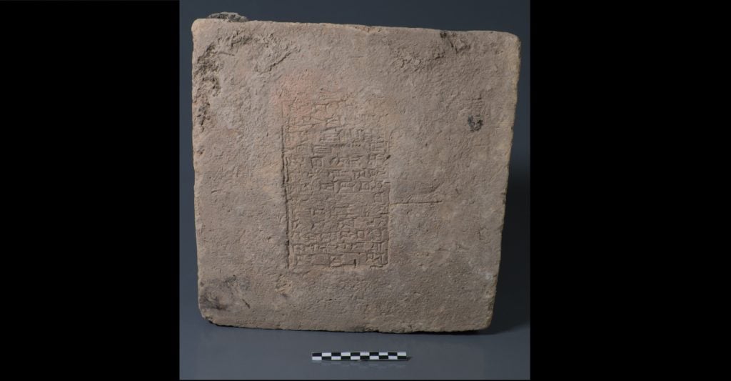 Mesopotamische steen met inscripties die informatie bevatten over het aardmagneetveld uit die tijd.