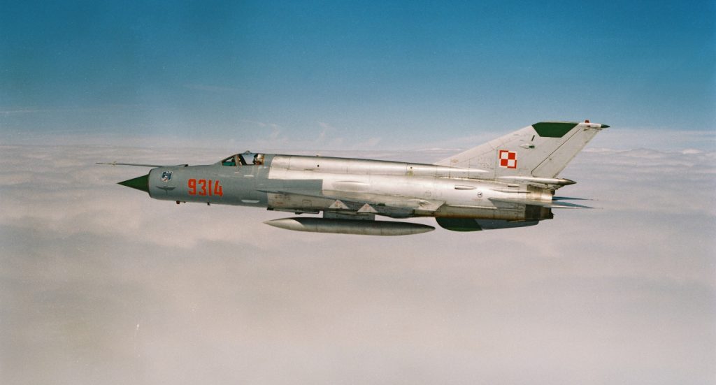Een MiG-21 van de Poolse luchtmacht vliegt boven de wolken.