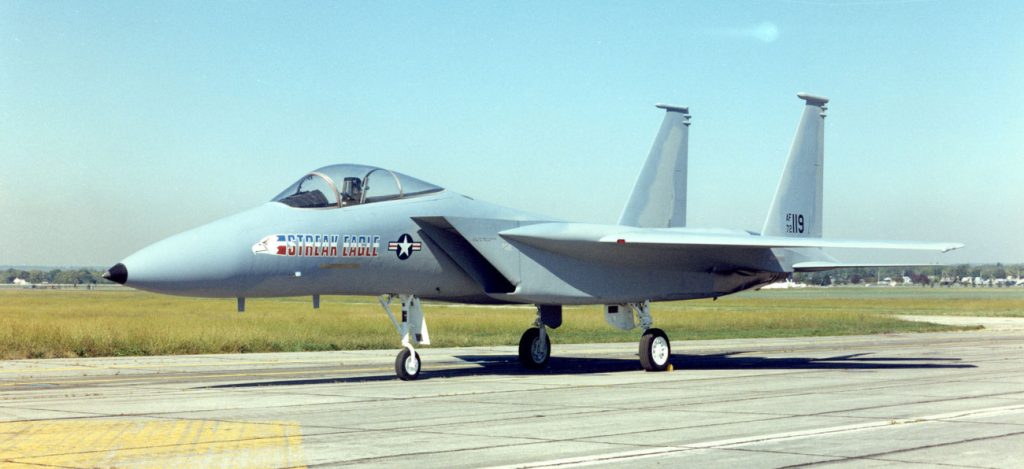 De F-15 Streak Eagle op een landingsbana. 
