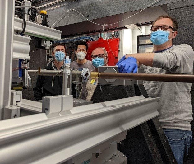 Onderzoekers met handschoenen en mondkapjes in het lab waar ze hun experimenten doen. 