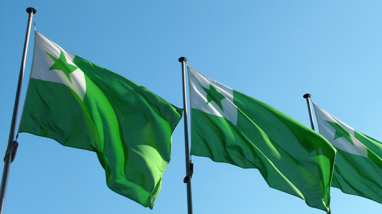 Drie Esperanto-vlaggen. Ze zijn groen, met een wit vierkant links bovenin met daarin een groene ster.