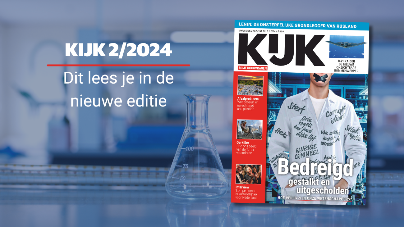 Cover van KIJK 2/2024. Wetenschapper draagt labjas met bedreigingen erop geschreven..