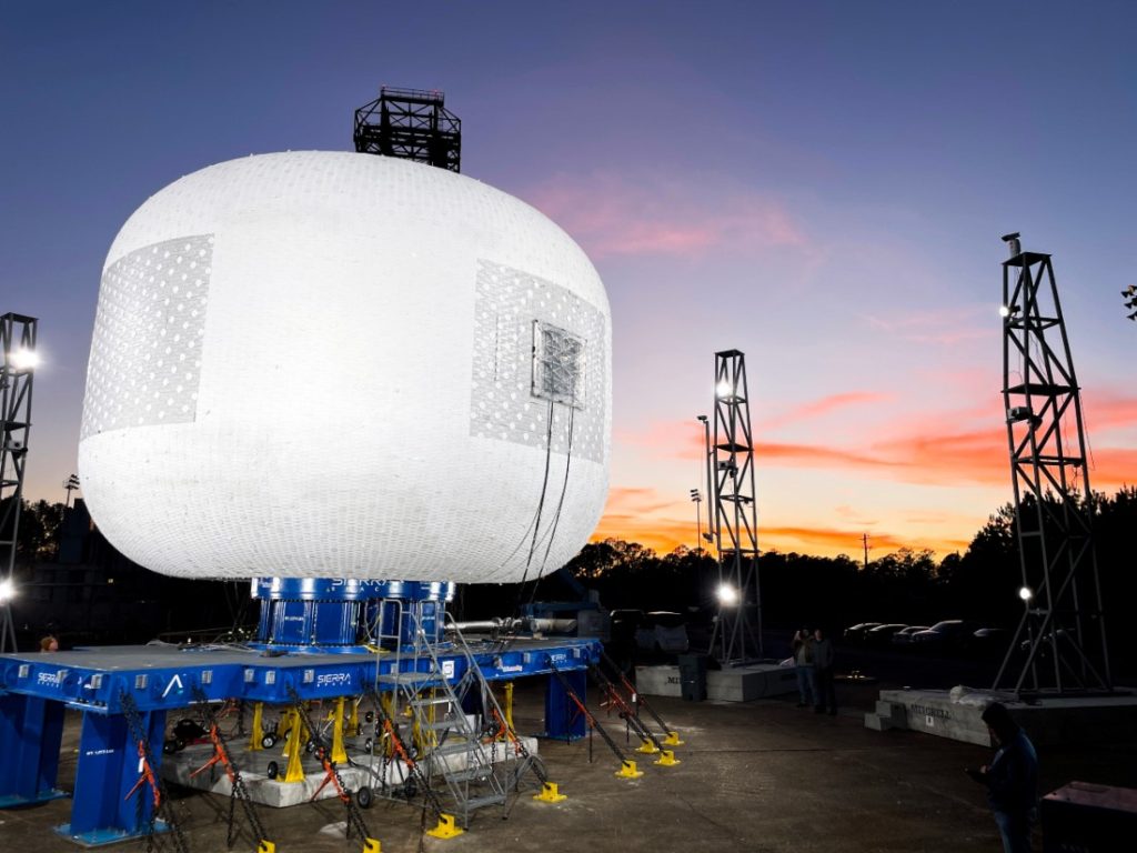 De ruimtestationmodule LIFE vlak voor de ontploffing, tijdens zonsondergang.