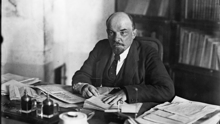 Vladimir Lenin achter een bureau.