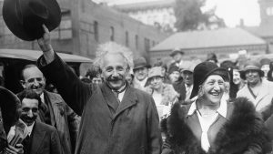 Albert Einstein en zijn vrouw zwaaien naar de menigte tijdens een bezoek in Californië.