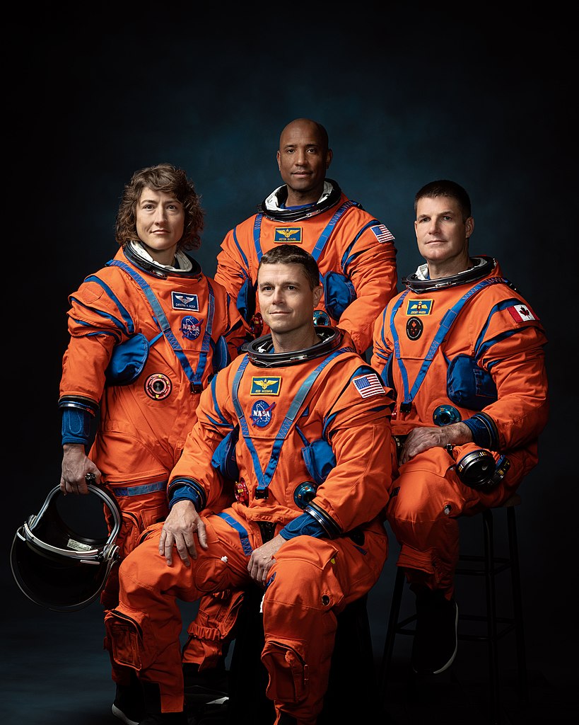 Christina Koch en de rest van de Artemis II-bemanning in oranje ruimtepakken. 