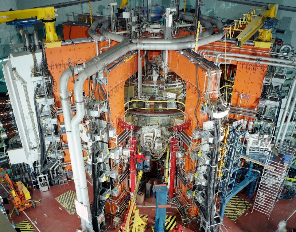 De buitenkant van de Joint European Torus, een experimentele reactor voor kernfusie. 