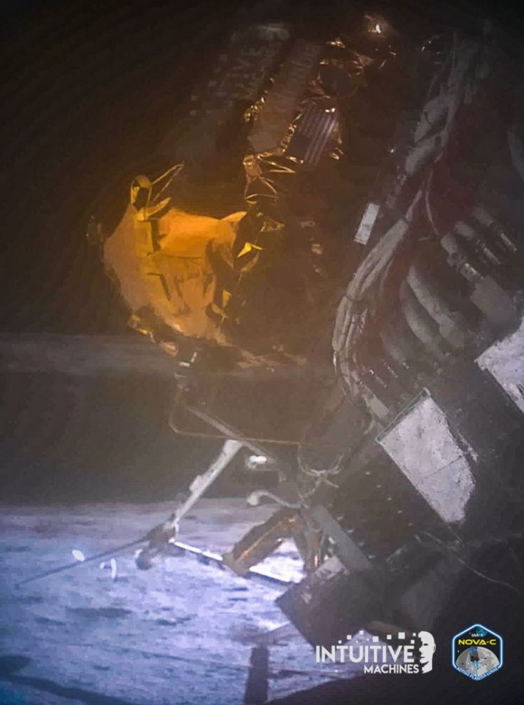Een selfie genomen door Odysseus op de maan. Je ziet duidelijk dat het ruimteschip om is gevallen. 