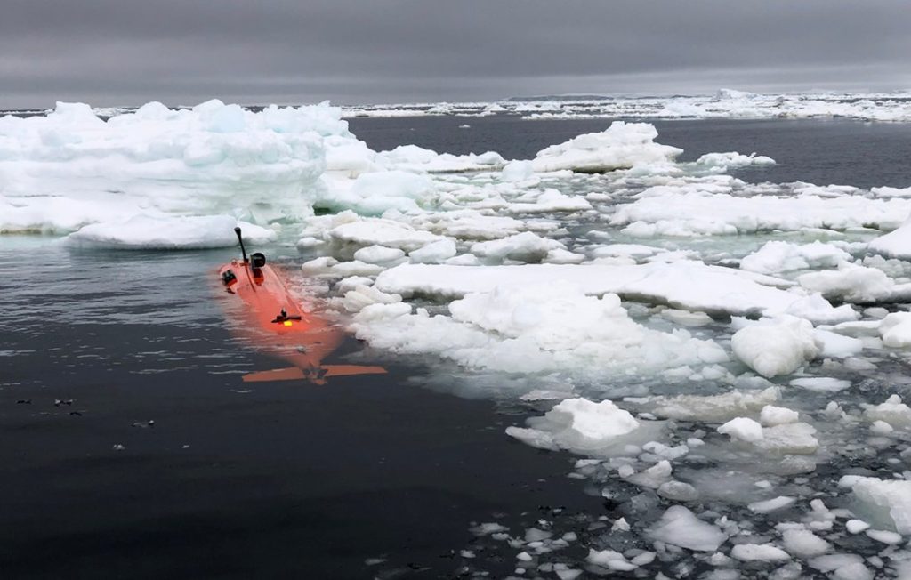 Onderwatervoertuig Ran naast zee-ijs in Antarctica. 