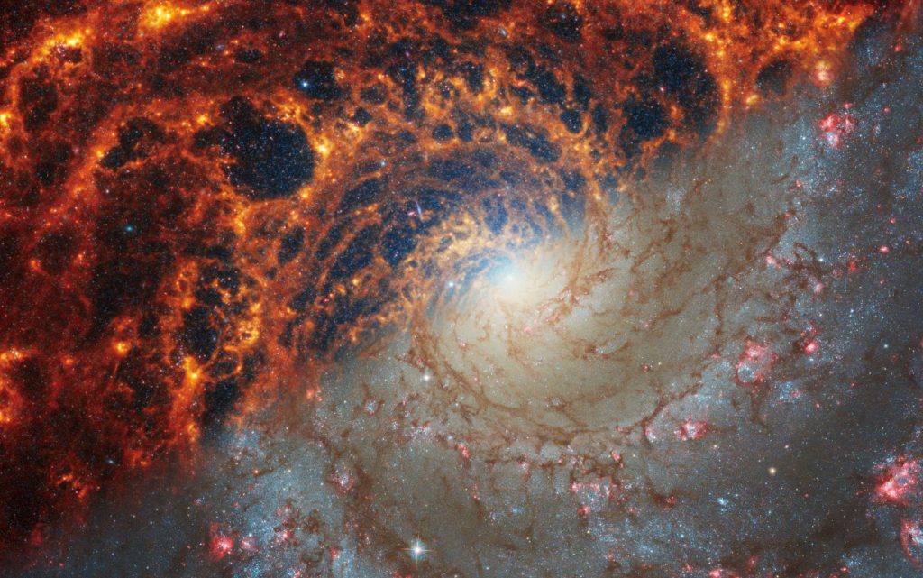 De linkerhelft van dit beeld is gemaakt door de James Webb-ruimtetelescoop. De rechterhelft is hetzelfde spiraalstelsel maar dan vastgelegd door de Hubble-ruimtetelescoop, de stof- en gaswolken zijn daar veel minder goed zichtbaar. 