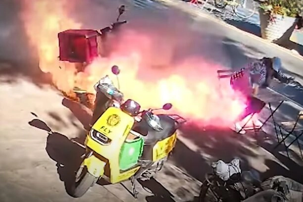 lithium-ion-batterij in scooter ontploft en brand op straat