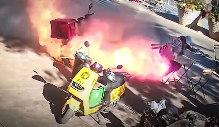 lithium-ion-batterij in scooter ontploft en brand op straat