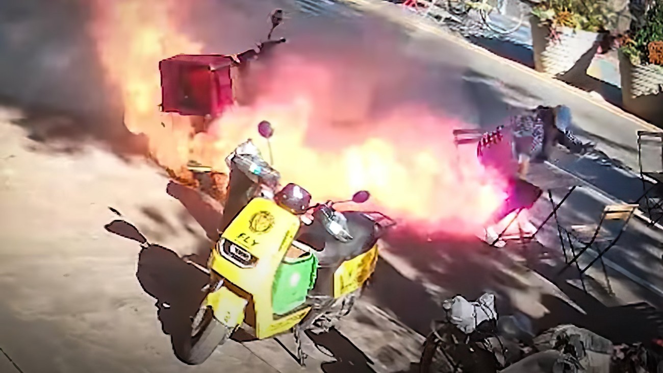 lithium-ion-batterij in scooter ontploft en brand op straat