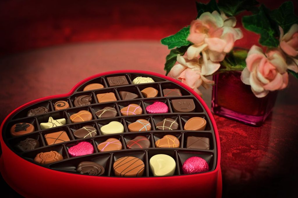 Chocolade in hartvormige doos voor Valentijnsdag
