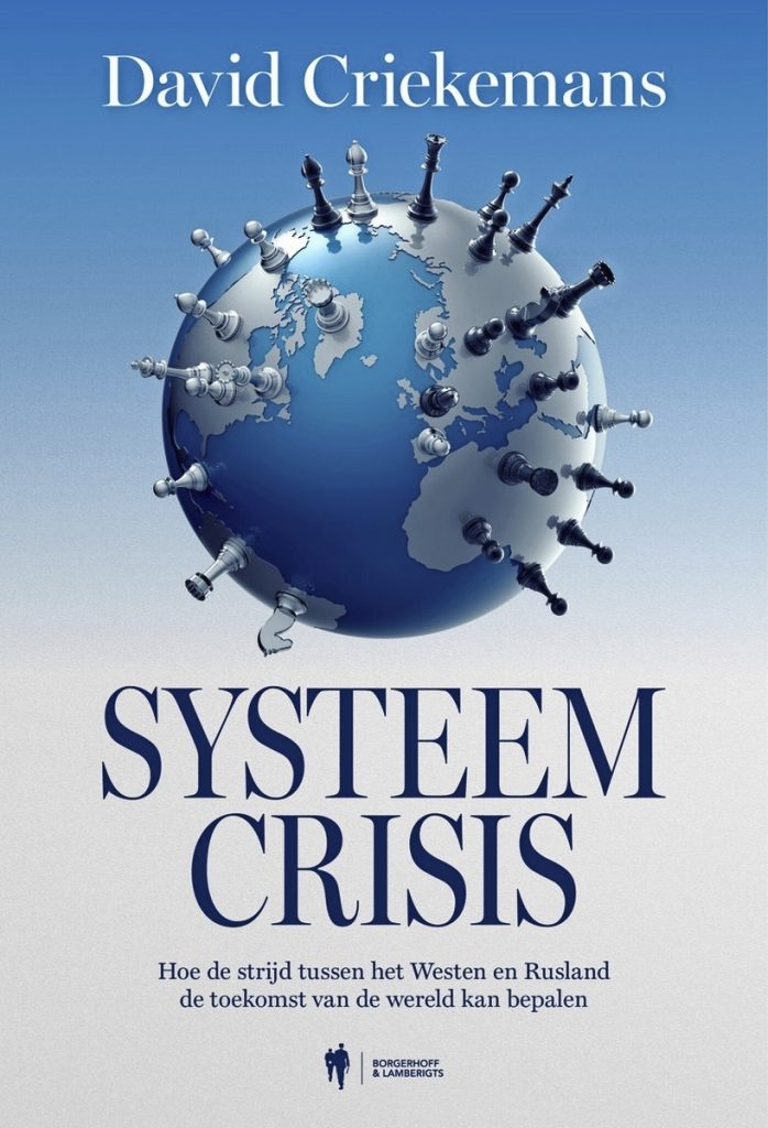 Cover van systeemcrisis. Een wereldbol met schaakstukken erop.