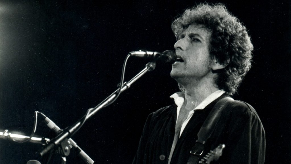 Singer-songwriter Bob Dylan tijdens zijn hoogtijdagen in de jaren 60, hij won prijzen voor zijn songteksten