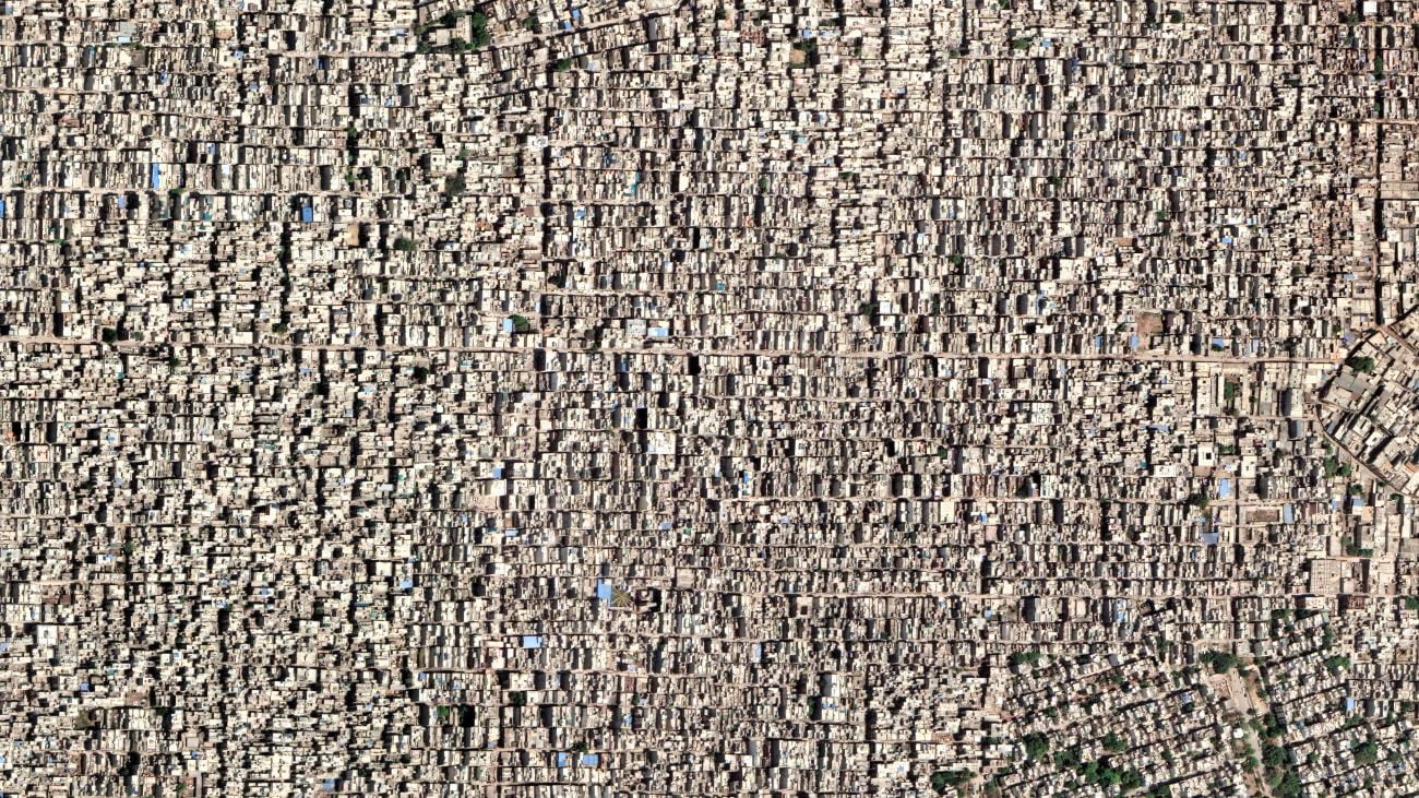 Satellietfoto van betonnen huizen in Delhi