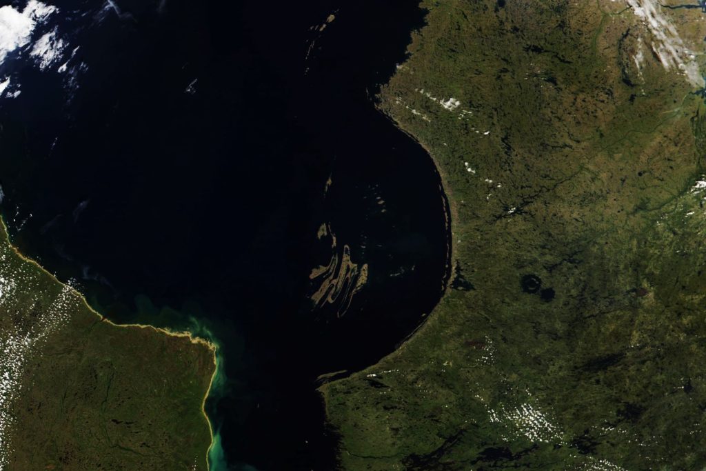 In de buurt van Quebec vormt een baai - van bovenaf gezien - een perfecte halve cirkel. 
