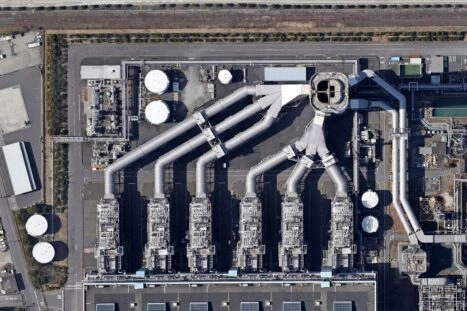 Satellietfoto van thermische centrale Shin Nagoya, veel grote buizen
