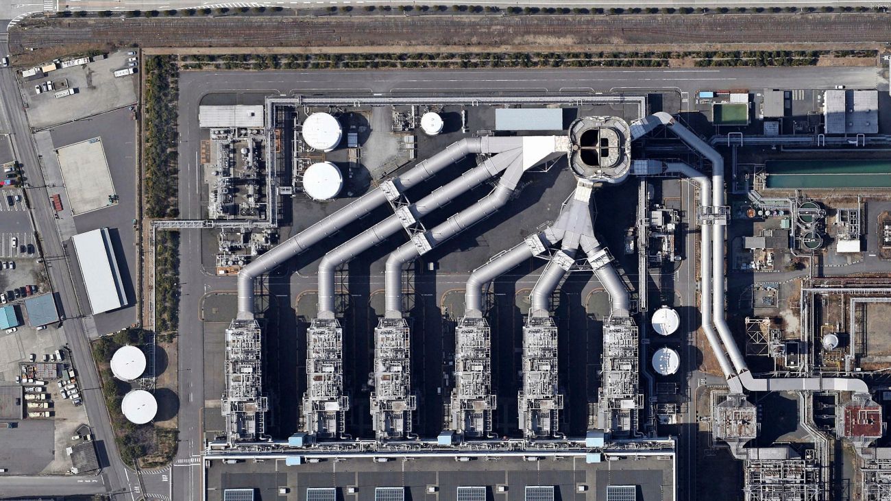 Satellietfoto van thermische centrale Shin Nagoya, veel grote buizen