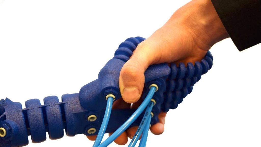 zachte robot hand schudt een mensenhand