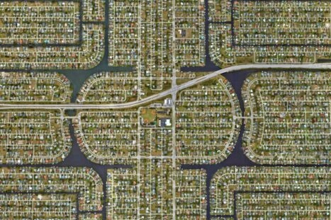 Rechte straten en rijen huizen in Cape Coral