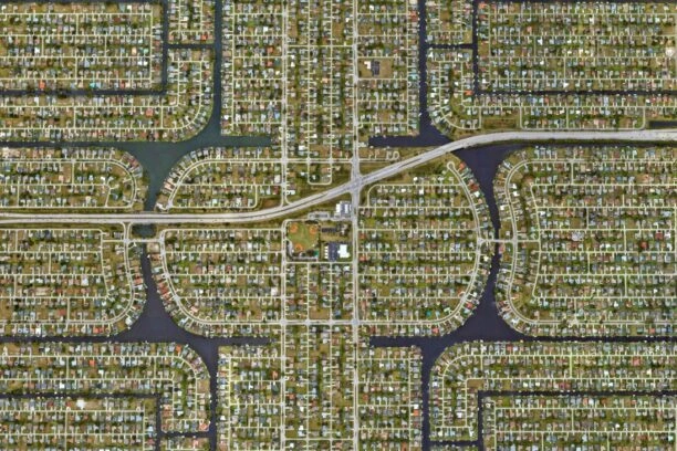 Rechte straten en rijen huizen in Cape Coral