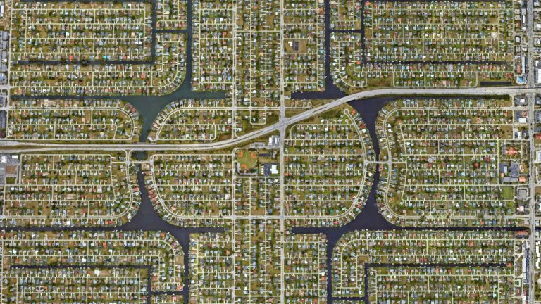 Rechte straten en rijen huizen in Cape Coral