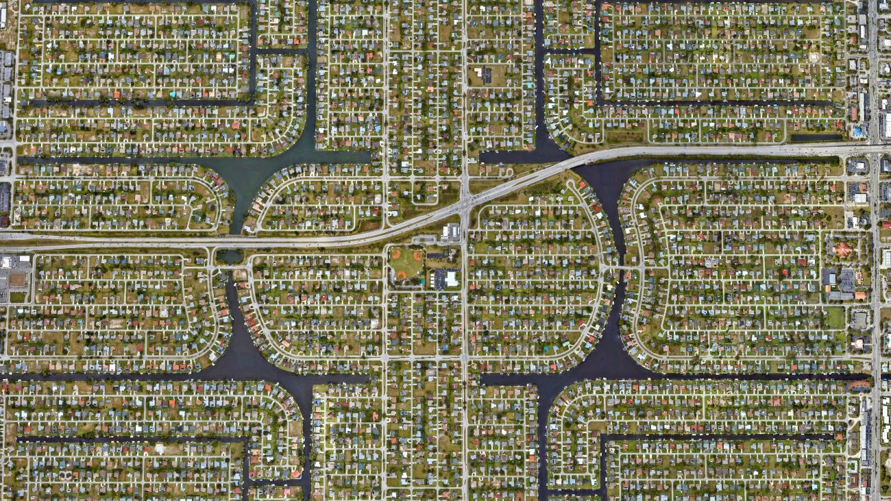 Rechte straten en rijen huizen in Cape Coral