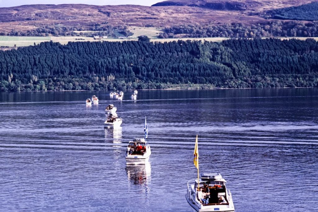 Loch Ness is al vele malen uitgekamd met sonar. Tijdens deze missie, Operation Deepscan in 1987, gingen maar liefst 24 bootjes het meer op. 