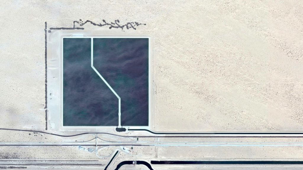 Satellietfoto van reservoir in Zuid-Californië