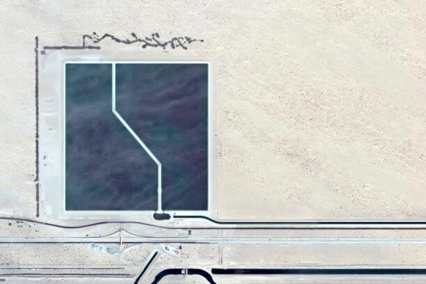 Satellietfoto van reservoir in Zuid-Californië