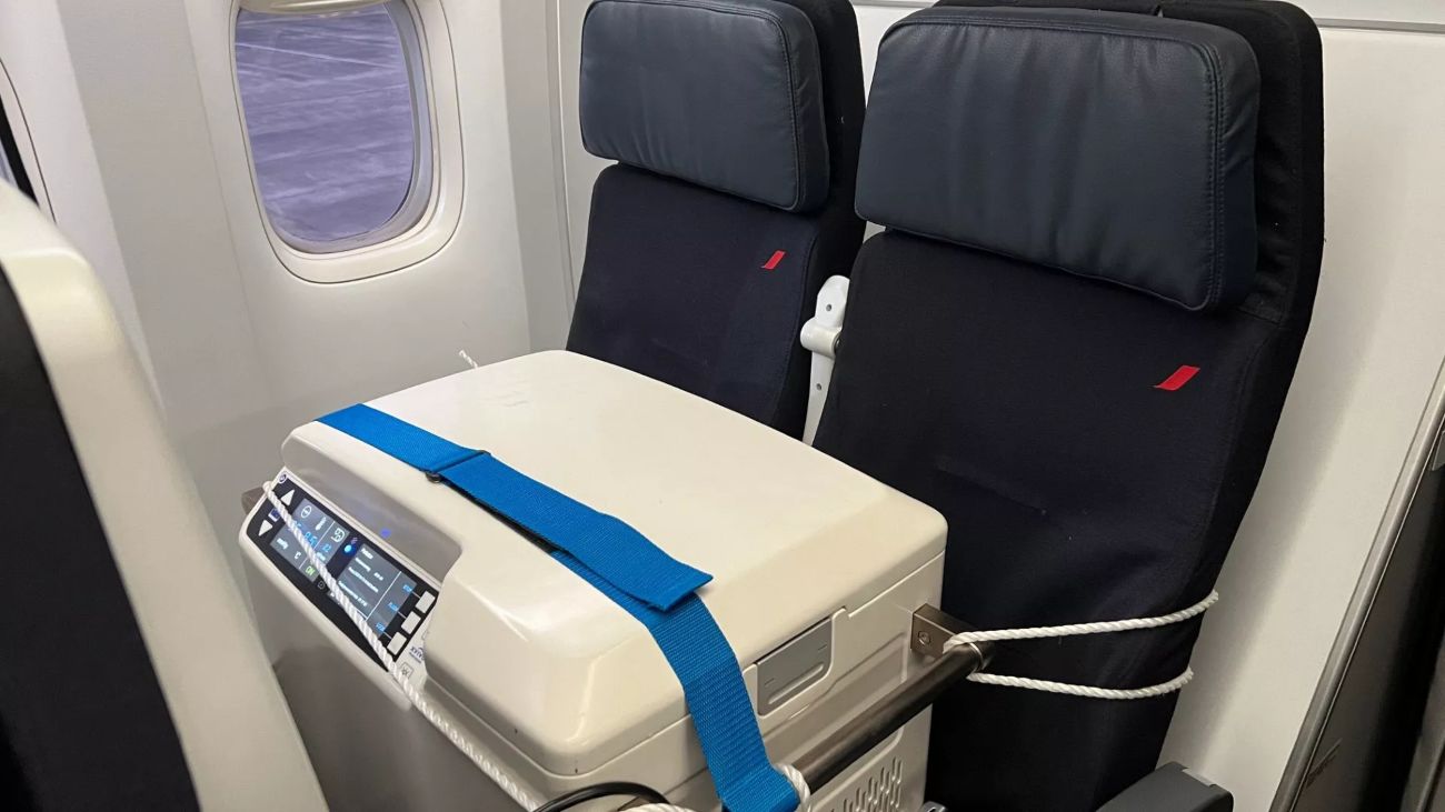 Het donorhart aan boord van een passagiersvliegtuig.