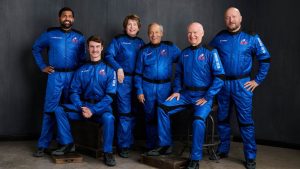 De crew van de zevende bemande vlucht van Blue Origin, Ed Dwight staat in het midden.