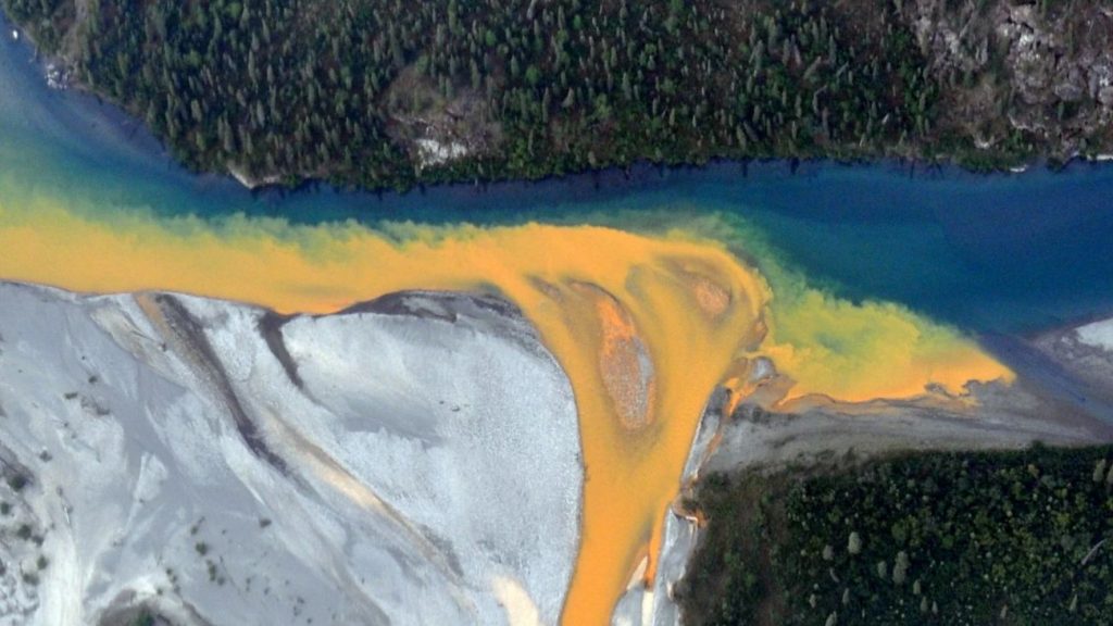 Rivieren in Alaska hebben een oranje, roestachtige kleur gekregen.
